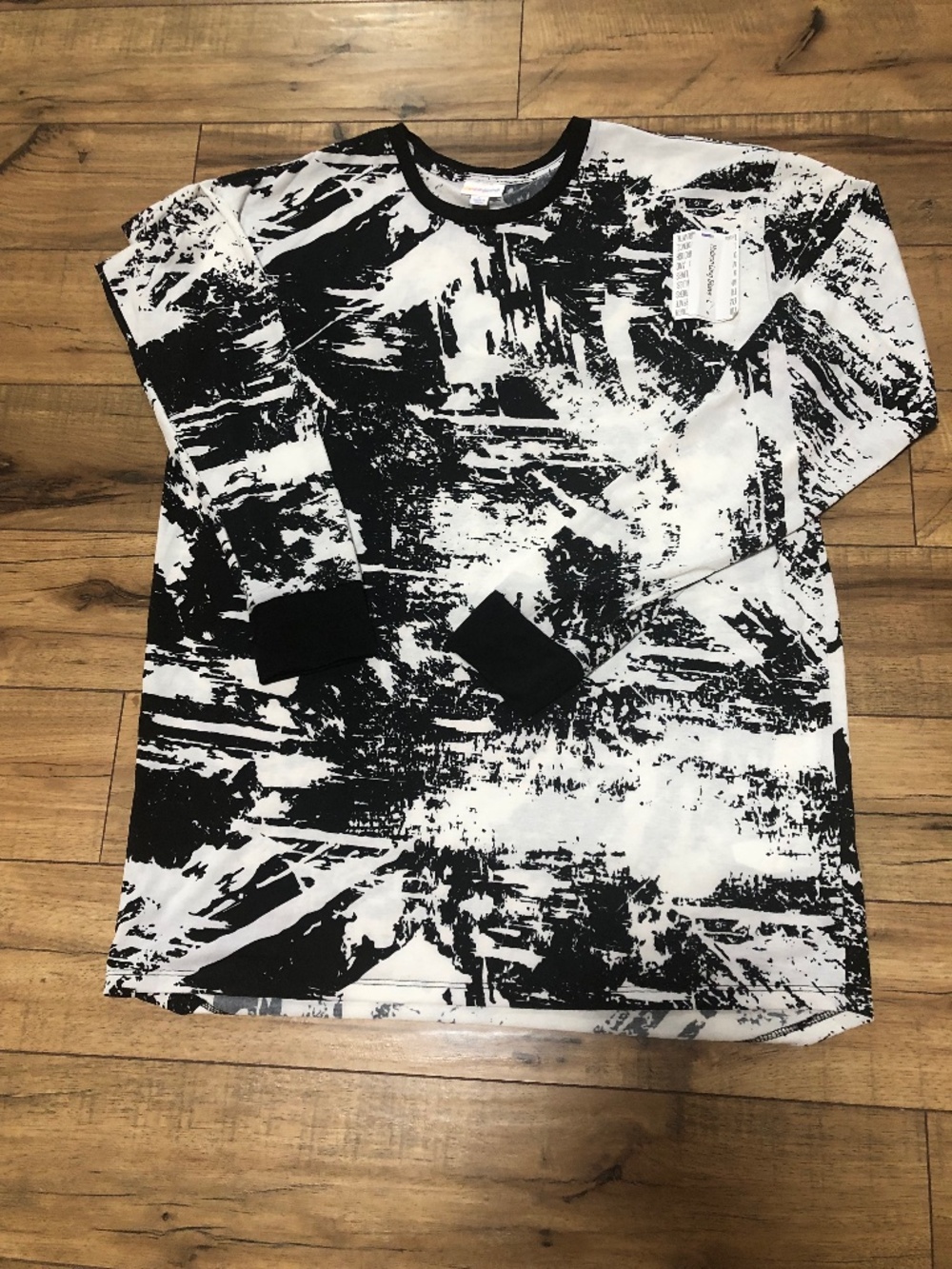 NWT LuLaRoe Black & White  Abstract Design Womens Top size L  Long Sleeved